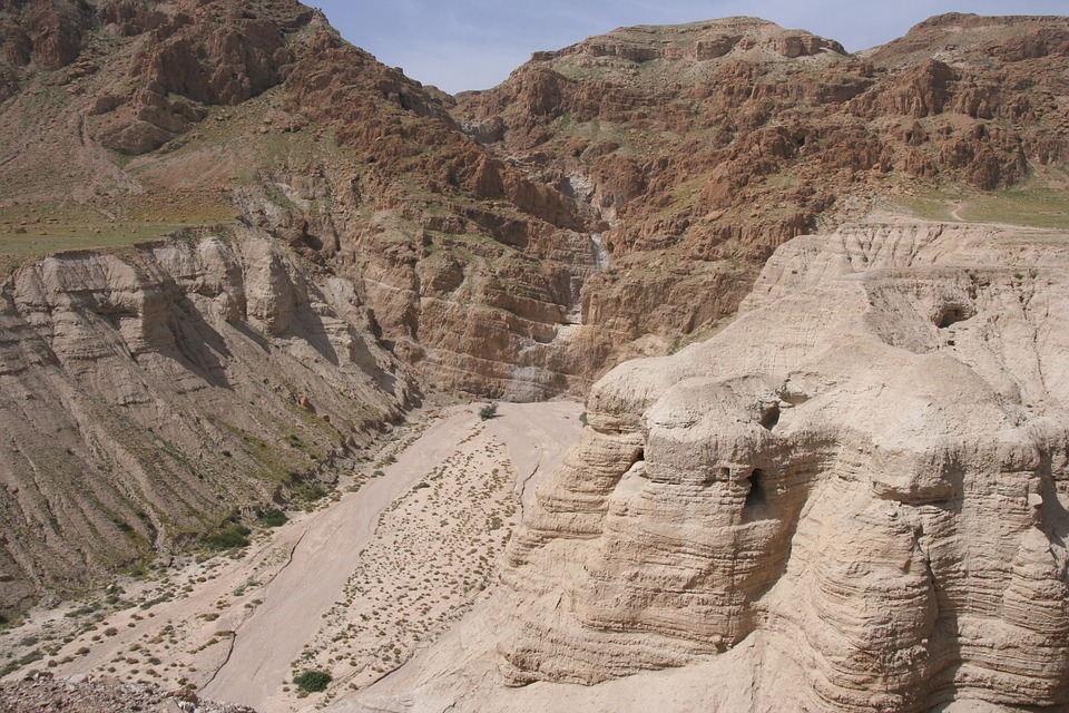 You are currently viewing The Astonishing Discovery, Origins and Importance of the Dead Sea Scrolls